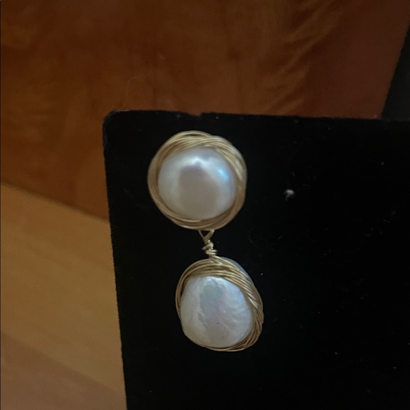 Elegant Gold and Pearl Drop pierced earring - Picture 4 of 4